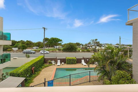 BEACH BLISS LUXURIOUS APARTMENT With POOL - Accommodation Australia 1