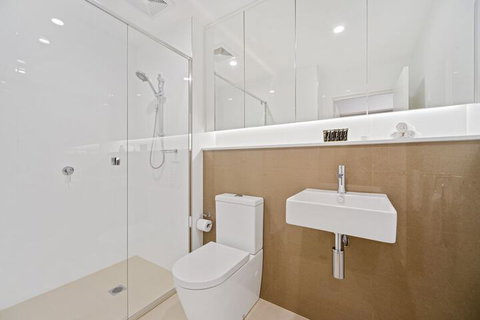 HomeHotel New & Comfort 3 Bedrooms - Australia Shopping 1