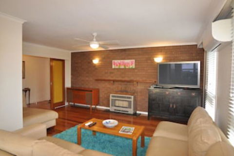 Salty Sands Meters From THE Beach Free Wifi - Accommodation Australia 0