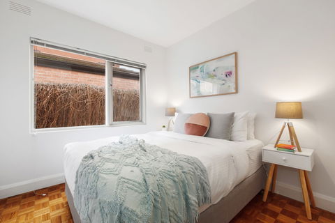 Balcony Retreat Apartment By Ready Set Host - Accommodation Australia 3