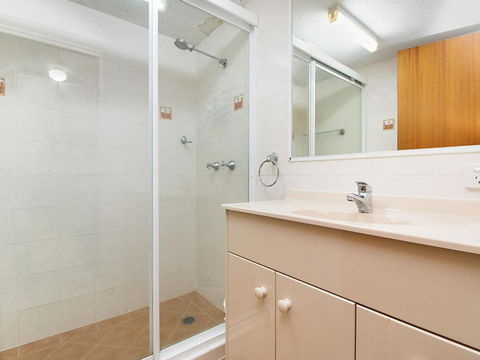 2 / 8 Banks Avenue Easy Walk To Tweed Heads Bowls Club - Local Tourism 6