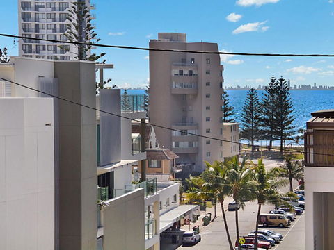 Woobera Unit 14 On The Hill Overlooking Tweed Heads & Coolangatta - Local Tourism 3