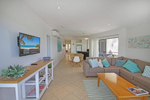 Unit 2 Beach Gallery 9 Andrew Street Point Arkwright 500 BOND LINEN SUPPLIED - Bed n Breakfasts 6