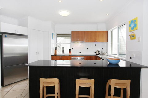 Unit 2 Beach Gallery 9 Andrew Street Point Arkwright 500 BOND LINEN SUPPLIED - Bed n Breakfasts 1