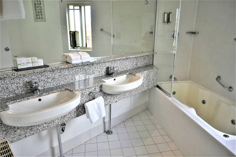 Grand Country Lodge Motel - Local Tourism 6