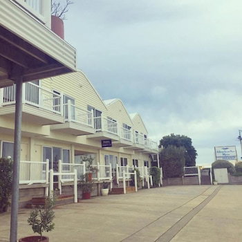 A Great Ocean View Motel - Local Tourism 0