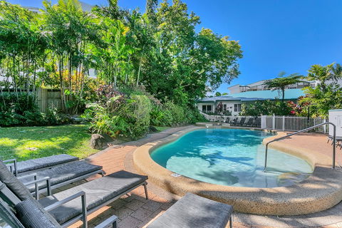 Beachfront Apartments On Trinity Beach - Bed n Breakfasts 4