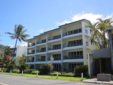 Beachfront Apartments On Trinity Beach - Bed n Breakfasts 1
