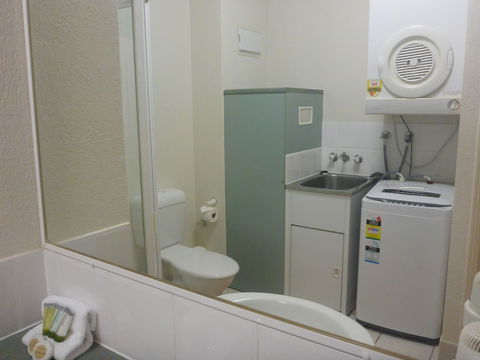 Palm Cove Tropic Apartments - Bed n Breakfasts 2