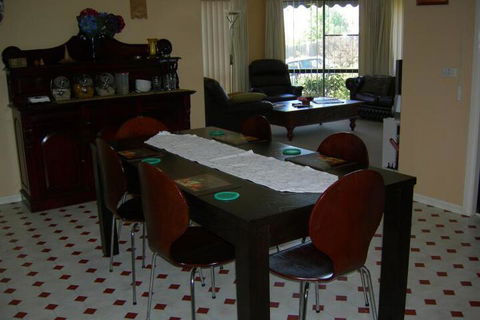 Busy Buzz B & B - Australia Shopping 5