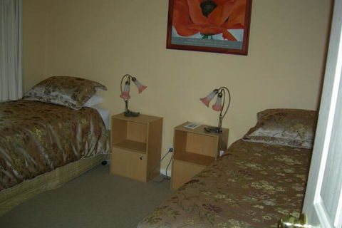 Busy Buzz B & B - Australia Shopping 2