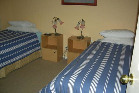 Busy Buzz B & B - Australia Shopping 7