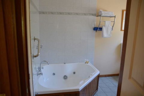 Avoca Cottages - Australia Shopping 3