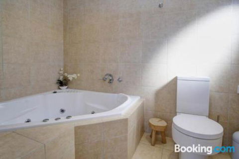ROCKPOOL (4 Night Min) - Accommodation Australia 4