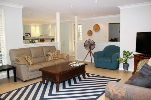 FRANGIPANI BEACH HOUSE PET FRIENDLY 22 Belbourie Cres Boomerang Beach - Accommodation Australia 6
