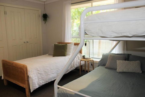 FRANGIPANI BEACH HOUSE PET FRIENDLY 22 Belbourie Cres Boomerang Beach - Accommodation Australia 1