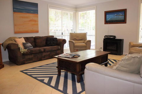 FRANGIPANI BEACH HOUSE PET FRIENDLY 22 Belbourie Cres Boomerang Beach - Accommodation Australia 4