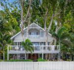 Decked Out by The Sea - Bed n Breakfasts