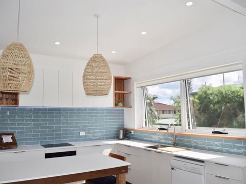 Oceanfront Beach House On Marine Parade - Local Tourism 5