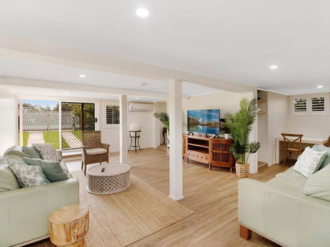 Oceanfront Beach House On Marine Parade - Local Tourism 4