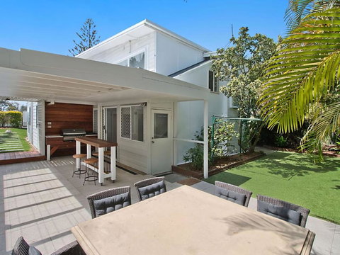 Oceanfront Beach House On Marine Parade - Local Tourism 2