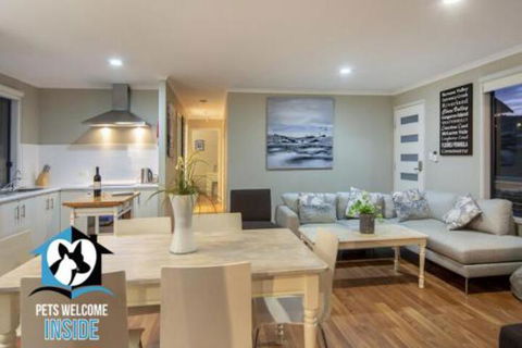 Almost New + Sea & Lake Views - Local Tourism 0