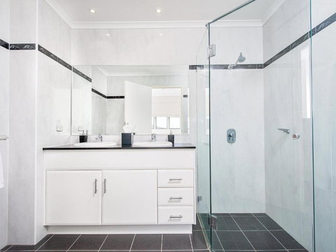 Views Views & More Views Sub Penthouse In Shoal Bay - Accommodation Australia 5