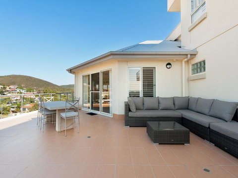 Views Views & More Views Sub Penthouse In Shoal Bay - Accommodation Australia 4