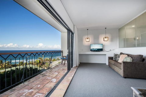 Tuscan Inspired Townhouse Minutes From The Beach - Accommodation Australia 4
