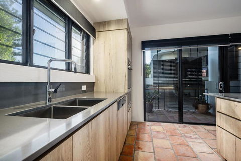 Tuscan Inspired Townhouse Minutes From The Beach - Accommodation Australia 6