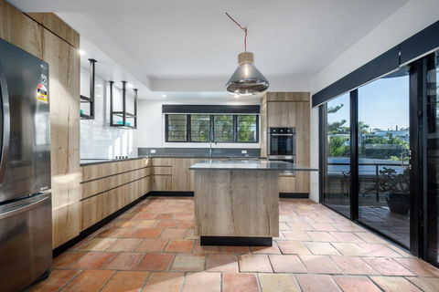 Tuscan Inspired Townhouse Minutes From The Beach - Accommodation Australia 2