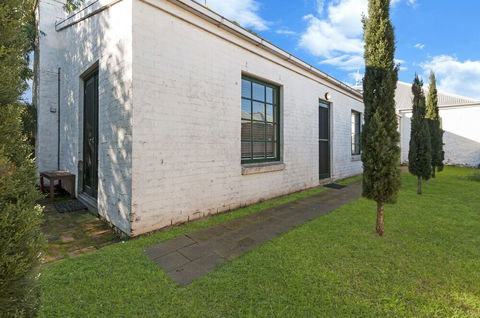 Cottage On James Circa:1855 - Accommodation Australia 1