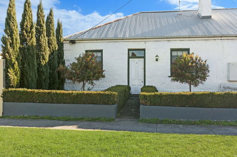 Cottage On James Circa:1855 - Accommodation Australia 2