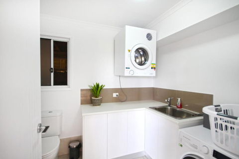 STUNNING HOME WITH SPECTACULAR VIEWS & CLOSE TO THE BEACH - Accommodation Australia 7