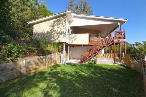 STUNNING HOME WITH SPECTACULAR VIEWS & CLOSE TO THE BEACH - Accommodation Australia 6