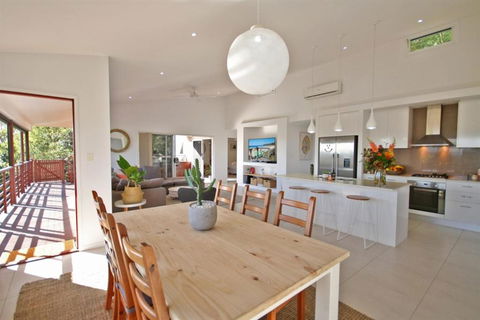 STUNNING HOME WITH SPECTACULAR VIEWS & CLOSE TO THE BEACH - Accommodation Australia 4