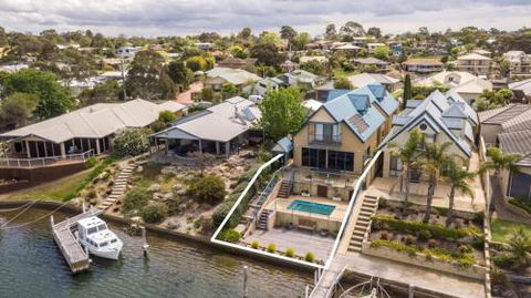 The Loft Waterfront With Private Pool - Accommodation Australia 4