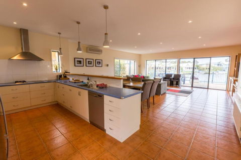 The Loft Waterfront With Private Pool - Accommodation Australia 3