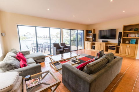 The Loft Waterfront With Private Pool - Accommodation Australia 7