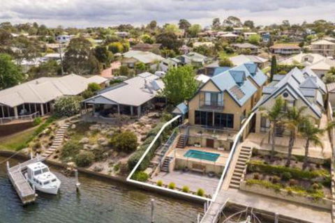 The Loft Waterfront With Private Pool - Accommodation Australia 0