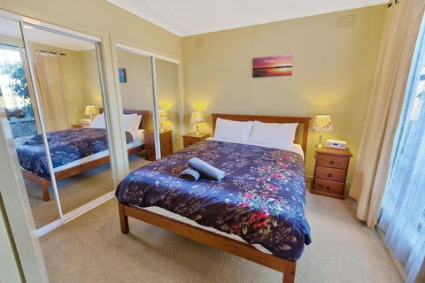 Above Sunset 100m From The Paynesville Lakes - Australia Shopping 1