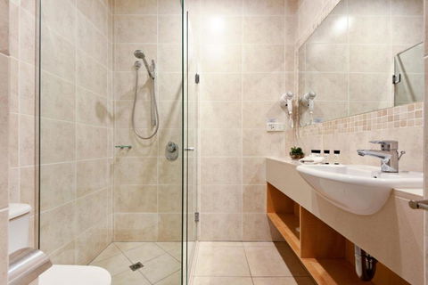 Pavillion 3 Absolute Waterfront 4 Bedroom 2 Lounge Room Plunge Pool + Golf Buggy - Accommodation Australia 7