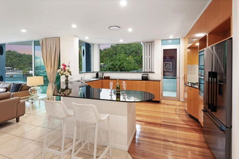 Pavillion 3 Absolute Waterfront 4 Bedroom 2 Lounge Room Plunge Pool + Golf Buggy - Accommodation Australia 6