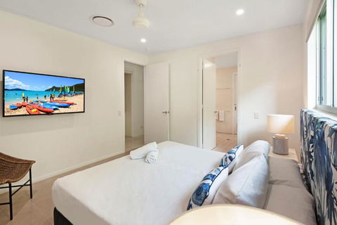 Pavillion 3 Absolute Waterfront 4 Bedroom 2 Lounge Room Plunge Pool + Golf Buggy - Accommodation Australia 3