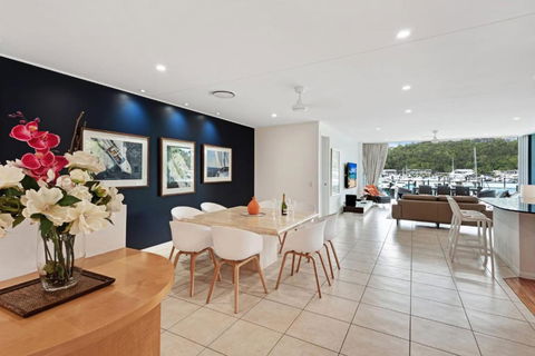 Pavillion 3 Absolute Waterfront 4 Bedroom 2 Lounge Room Plunge Pool + Golf Buggy - Accommodation Australia 2