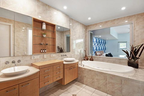 Pavillion 3 Absolute Waterfront 4 Bedroom 2 Lounge Room Plunge Pool + Golf Buggy - Accommodation Australia 5