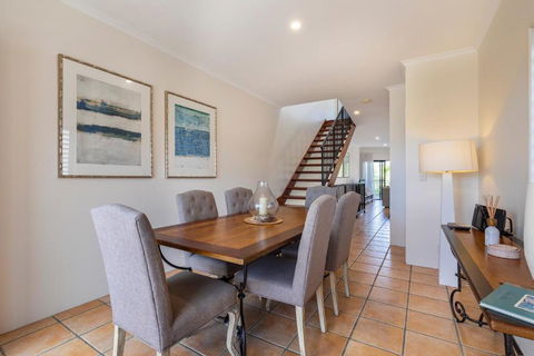Wake Up To Ocean Views In Stylish Comfort - Accommodation Australia 2