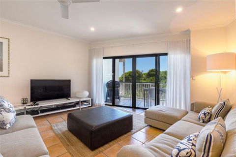 Wake Up To Ocean Views In Stylish Comfort - Accommodation Australia 5