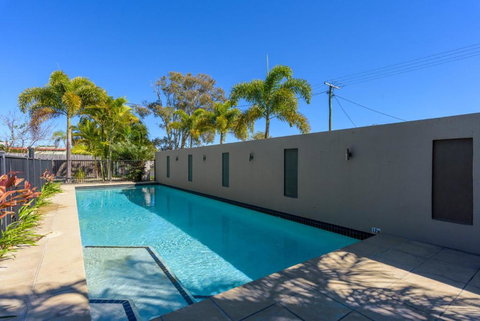 Unit 4 Rainbow Surf Modern Double Storey Townhouse With Large Shared Pool Close To Beach & Shop - Bed n Breakfasts 4
