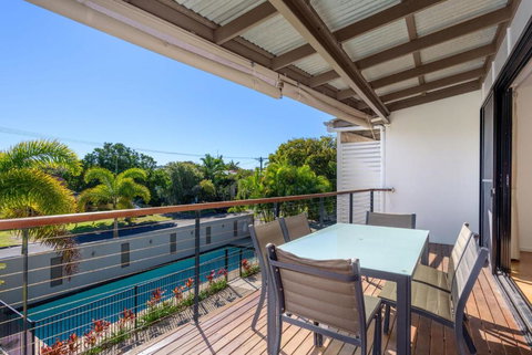Unit 4 Rainbow Surf Modern Double Storey Townhouse With Large Shared Pool Close To Beach & Shop - Bed n Breakfasts 6